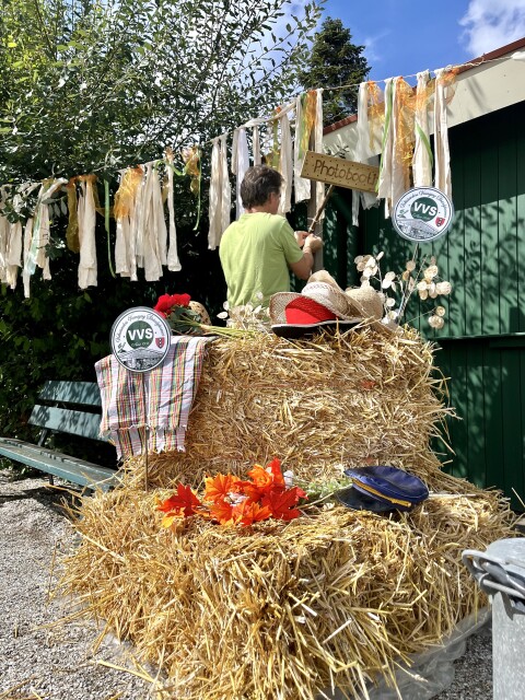 Van strobslen is een soort marktkraampje gemaakt.