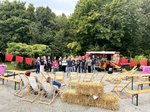 Strobalen zijn gebruikt al decoratie bij een soort open tribune